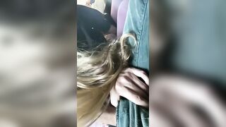 Spompinato dalla moglie zoccola sul volo di linea