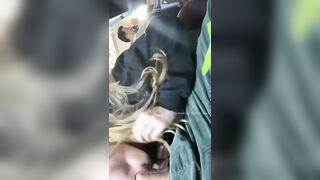 Spompinato dalla moglie zoccola sul volo di linea