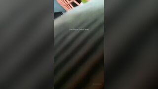 Spompinato dalla moglie zoccola sul volo di linea