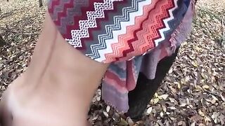 Biondina puttana succhia il cazzo dell'amico nel boschetto vicino casa