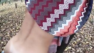 Biondina puttana succhia il cazzo dell'amico nel boschetto vicino casa