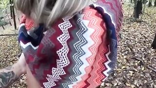 Biondina puttana succhia il cazzo dell'amico nel boschetto vicino casa