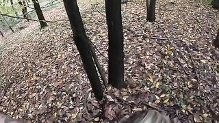 Biondina puttana succhia il cazzo dell'amico nel boschetto vicino casa