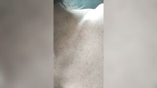 La moglie del cornuto con due camionisti guardoni in un parcheggio