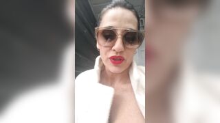 La moglie del cornuto con due camionisti guardoni in un parcheggio