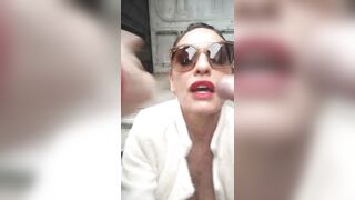 La moglie del cornuto con due camionisti guardoni in un parcheggio