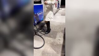 Tutta nuda alla pompa di benzina