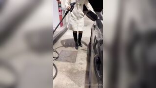 Tutta nuda alla pompa di benzina