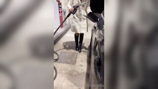 Tutta nuda alla pompa di benzina