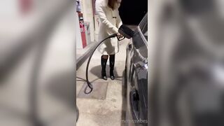 Tutta nuda alla pompa di benzina