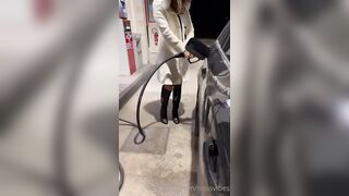 Tutta nuda alla pompa di benzina