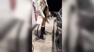 Tutta nuda alla pompa di benzina