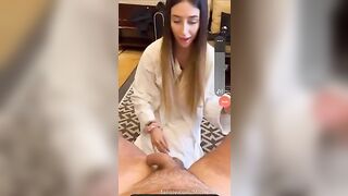 La puttana italiana si diverte con un grosso cazzo che la sborra