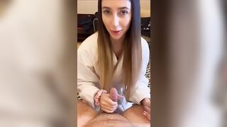 La puttana italiana si diverte con un grosso cazzo che la sborra