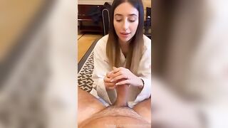 La puttana italiana si diverte con un grosso cazzo che la sborra