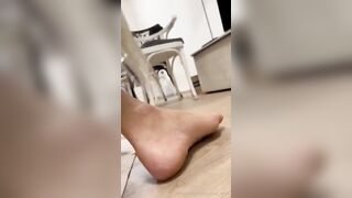 Moglie spompina il ragazzo delle pulizie