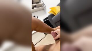 Moglie spompina il ragazzo delle pulizie