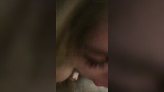 Fidanzata trans succhia mentre si sega