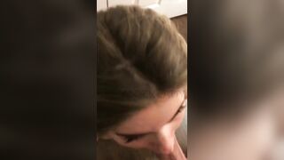 Fidanzata trans succhia mentre si sega