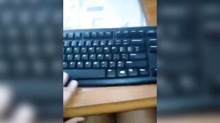 Anteprima del video: annoiata e vogliosa a lavoro in ufficio