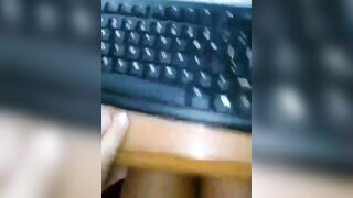 annoiata e vogliosa a lavoro in ufficio