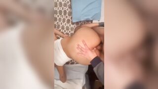 TI AMO TI AMO - GODE SBATTUTA A PECORA CON UN DITO IN CULO