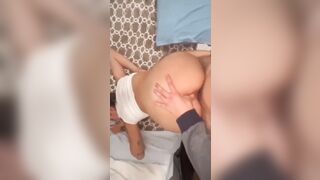 TI AMO TI AMO - GODE SBATTUTA A PECORA CON UN DITO IN CULO