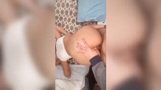 TI AMO TI AMO - GODE SBATTUTA A PECORA CON UN DITO IN CULO