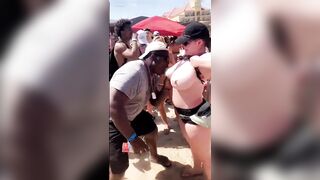 Anteprima del video: Troia mostra le sue grandi tette