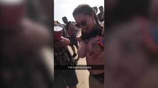 Troia mostra le sue grandi tette