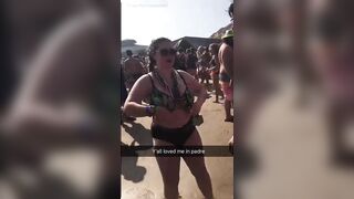 Troia mostra le sue grandi tette