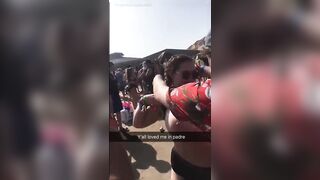 Troia mostra le sue grandi tette