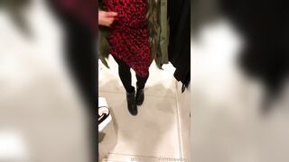 La milf maiala esce la passera in camerino