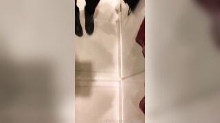 La milf maiala esce la passera in camerino