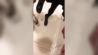 La milf maiala esce la passera in camerino