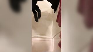 La milf maiala esce la passera in camerino