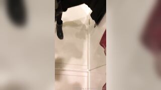 La milf maiala esce la passera in camerino