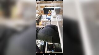 Il culo perfetto della mia barista ! Chi lo sborra ?