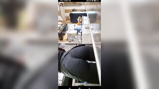 Il culo perfetto della mia barista ! Chi lo sborra ?