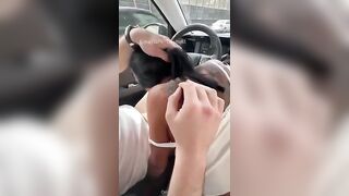 Prostituta bruna monta in auto e soddisfa il cliente