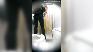 Mujer chilena cagando