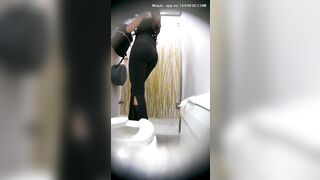 Mujer chilena cagando