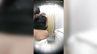 Mujer chilena cagando