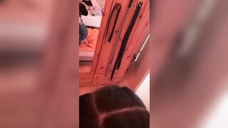 Mi eccita guardarla allo specchio mentre me lo succhia