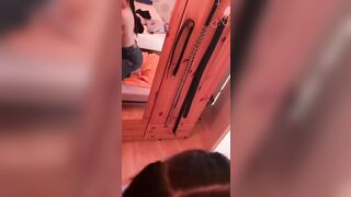 Mi eccita guardarla allo specchio mentre me lo succhia