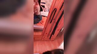 Mi eccita guardarla allo specchio mentre me lo succhia