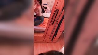 Mi eccita guardarla allo specchio mentre me lo succhia