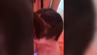 Mi eccita guardarla allo specchio mentre me lo succhia