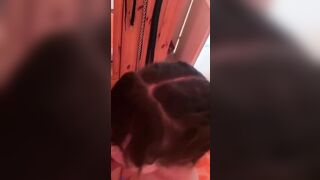 Mi eccita guardarla allo specchio mentre me lo succhia