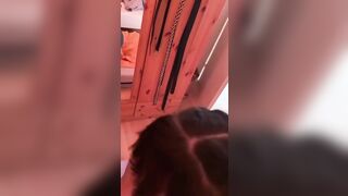 Mi eccita guardarla allo specchio mentre me lo succhia